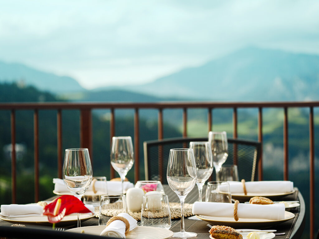 Ein schön gedeckter Tisch auf der Terrasse des Spothotels