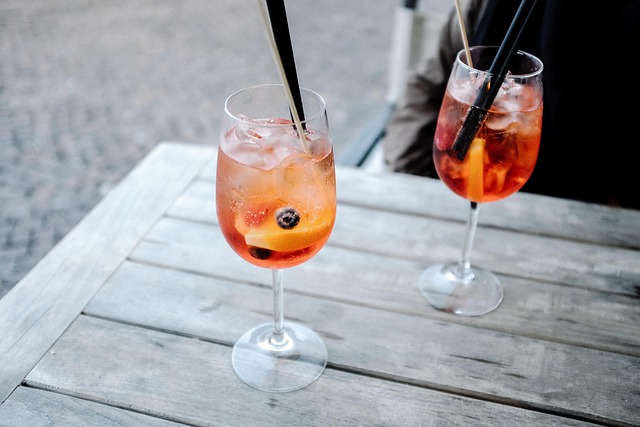 Gläser mit Cocktails